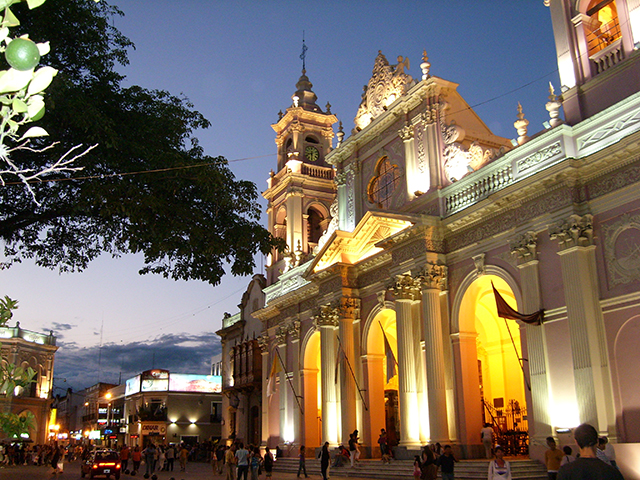 Catedral_de_Salta_-_Vista_nocturna-Eugenio Berejnoi-CC BY-SA 2.0